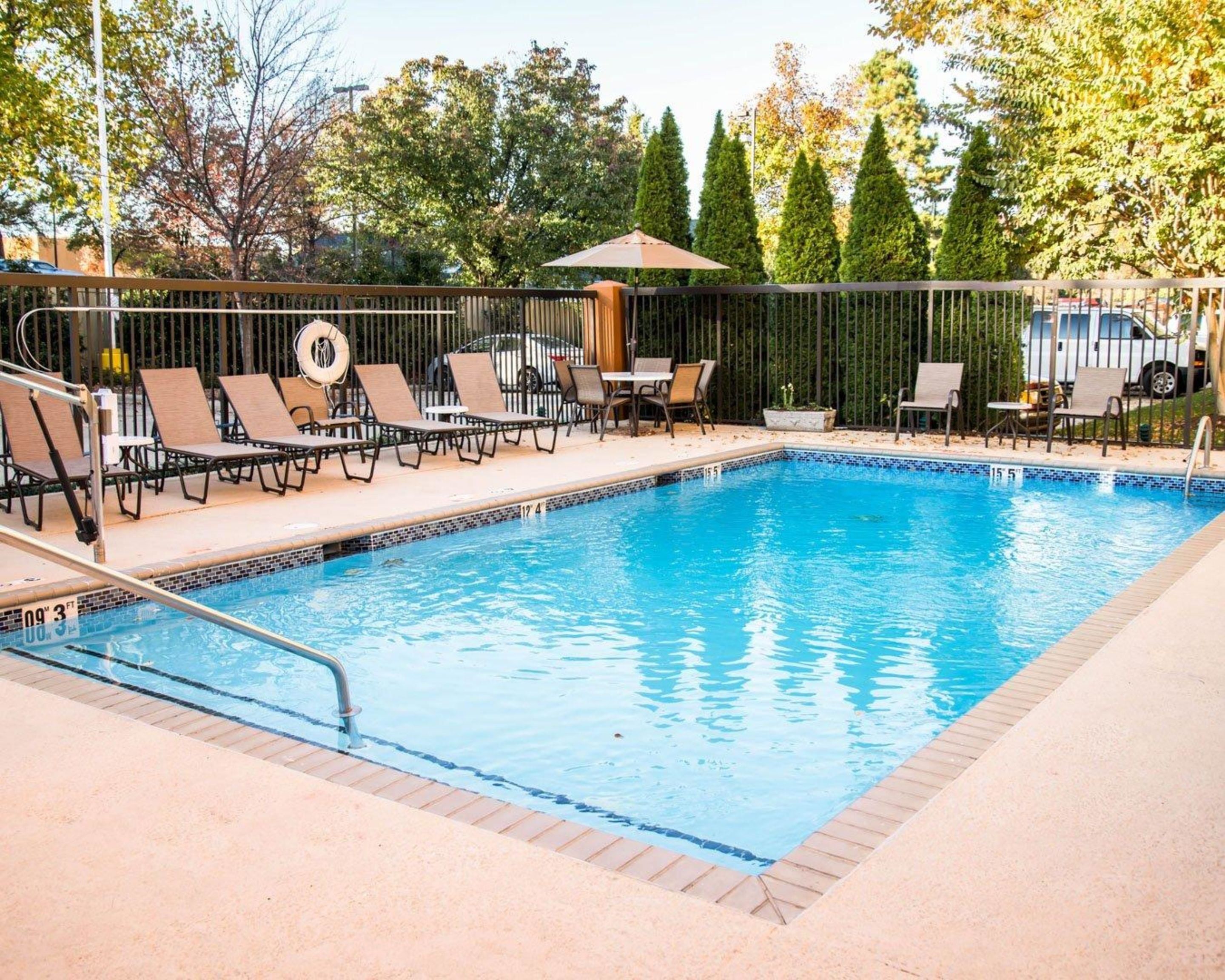 季节性开放的室外游泳池