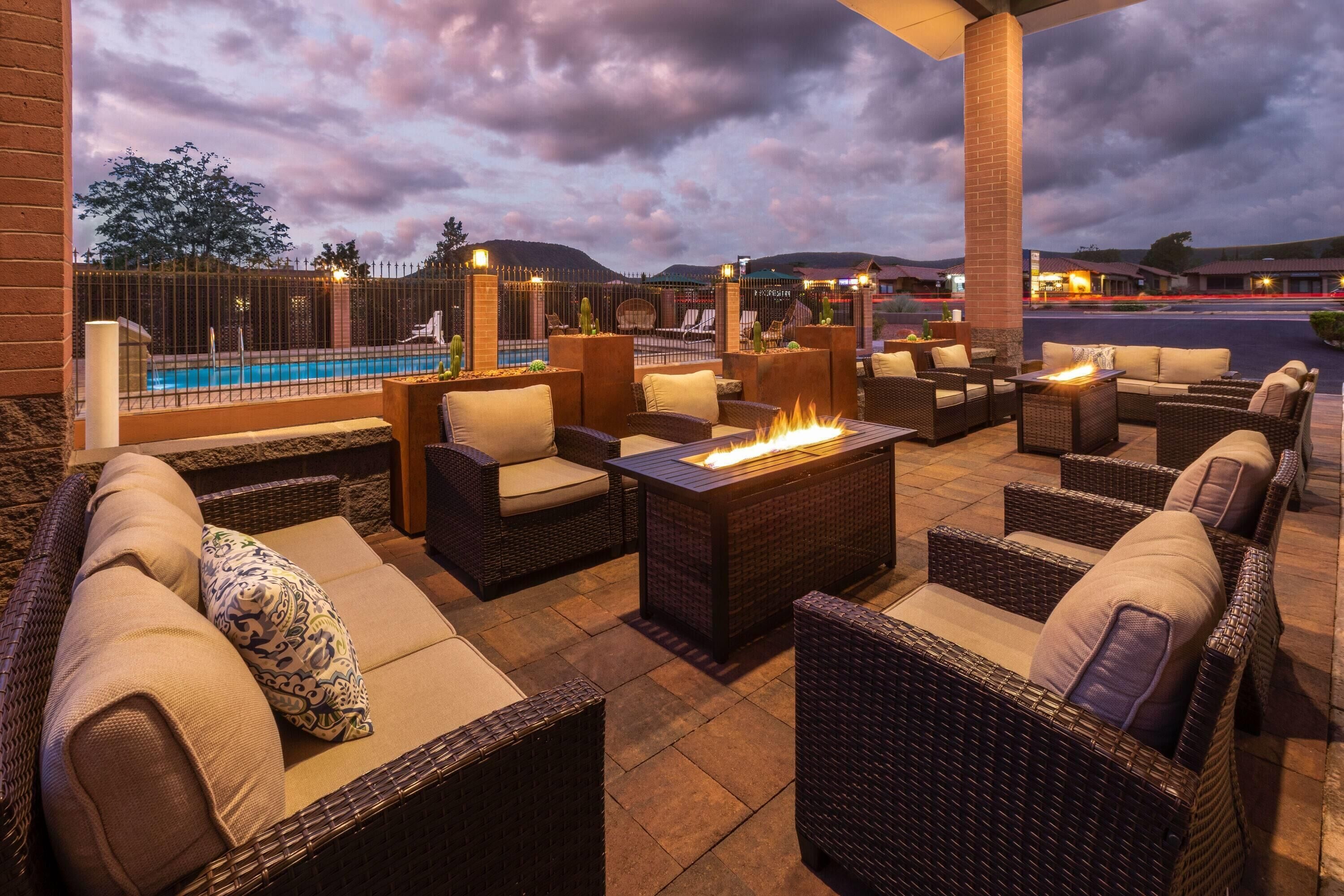 suite, 1 king bed, non smoking (mini-suite, red rocks view) | property amenity