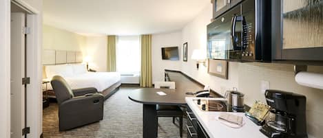 Schreibtisch, VerdunkelungsvorhĂ€nge, BĂŒgeleisen/BĂŒgelbrett