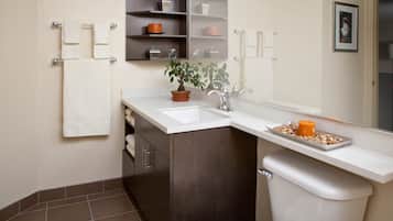 Een bureau, verduisterende gordijnen, een strijkplank/strijkijzer