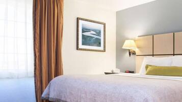 Una scrivania, tende oscuranti, ferro/asse da stiro, Wi-Fi gratuito