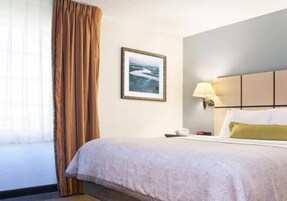 Escritorio, cortinas opacas, tabla de planchar con plancha y wifi gratis