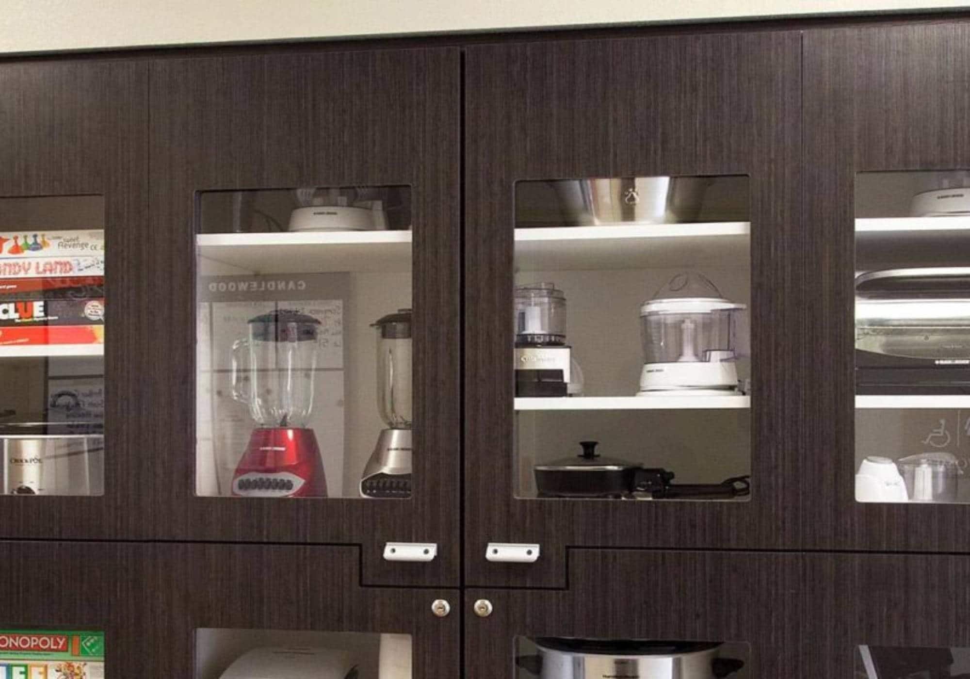 Escritorio, cortinas blackout y tabla de planchar con plancha 