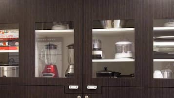 Meja, langsir/tirai gelap terus, seterika/papan seterika, Wi-fi percuma