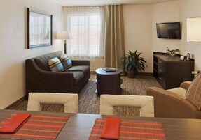 Escritorio, cortinas opacas, tabla de planchar con plancha y wifi gratis