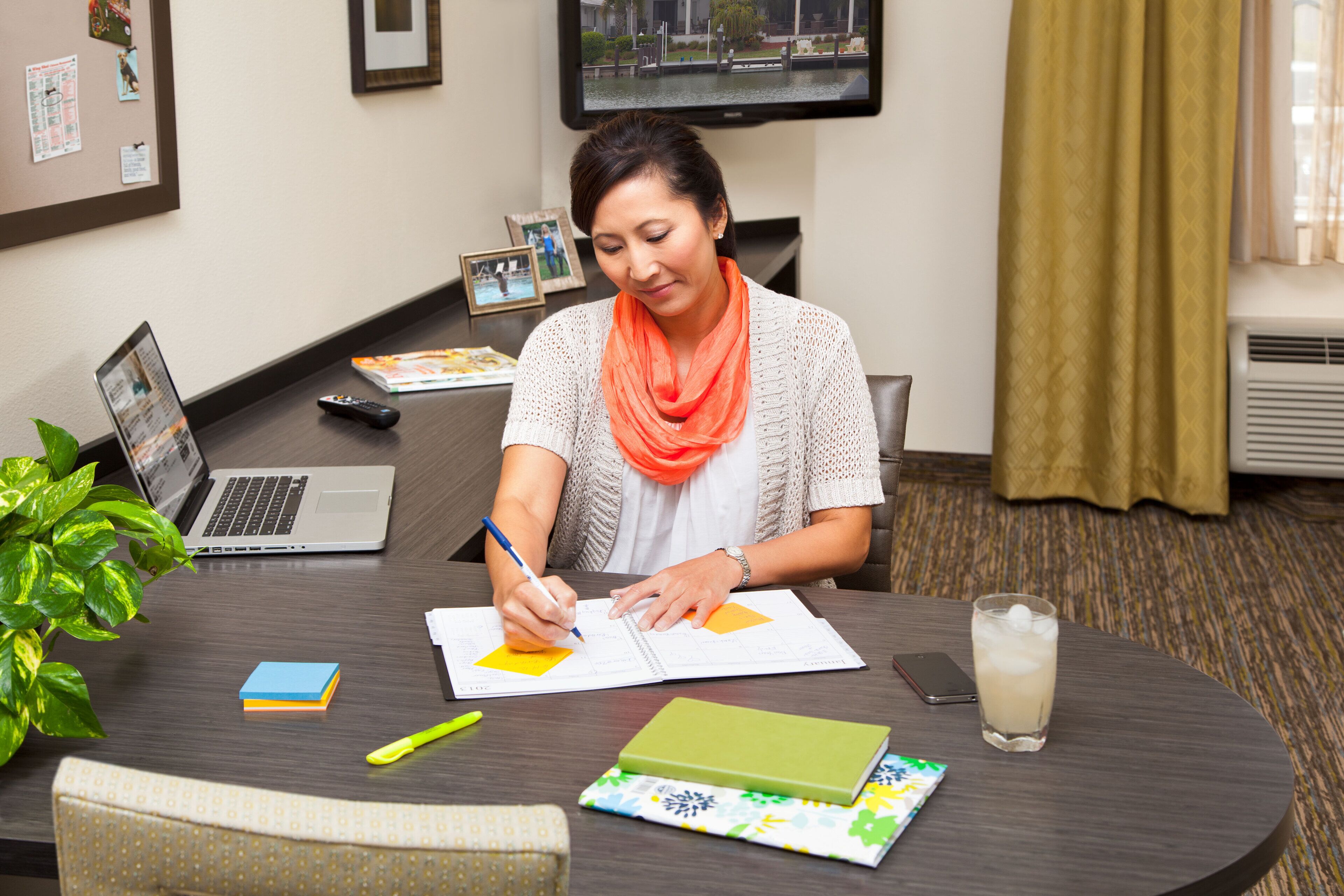 مكتب وستائر تعتيم ومكواة/لوح كي وواي فاي مجانًا