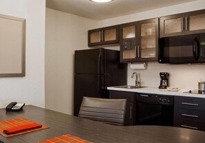 Desk, blackout curtains, iron/ironing board, free WiFi - MainStay Suites Southfield-Detroit (Southfield)