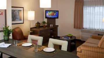 Een bureau, verduisterende gordijnen, een strijkplank/strijkijzer