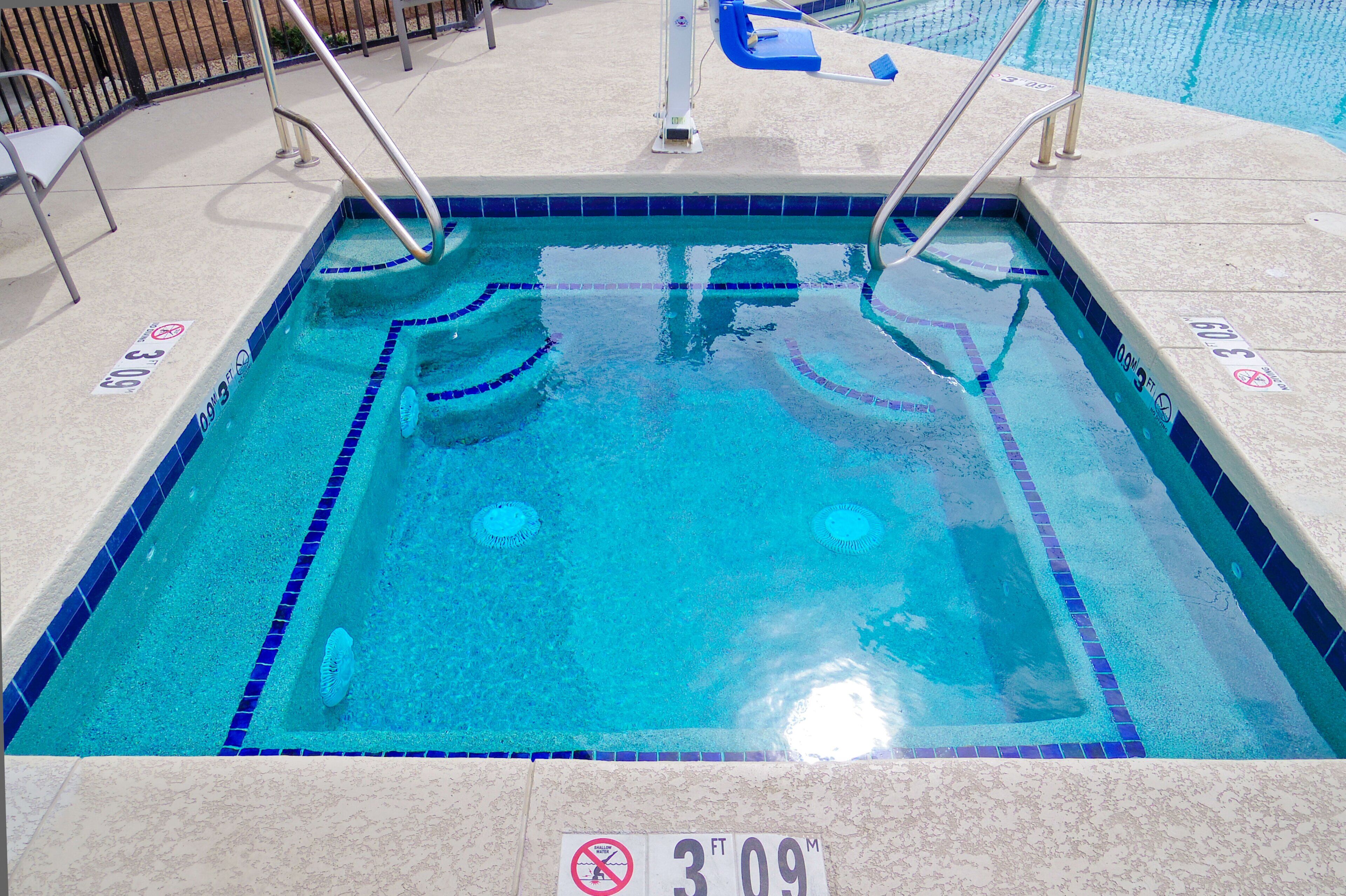 Piscine extérieure, parasols, chaises longues
