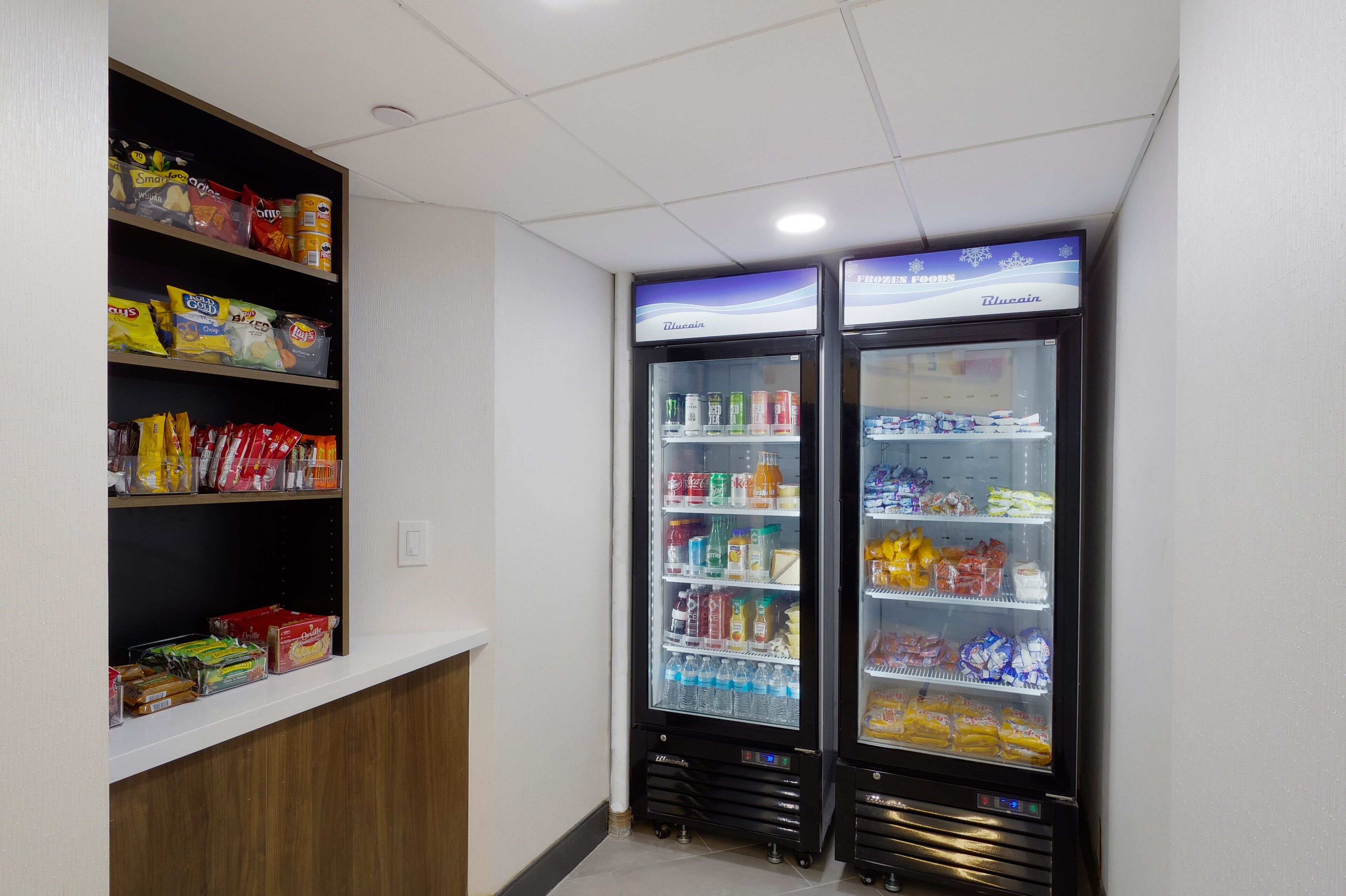 Un espace de vente proposant des collations et des boissons, notamment des chips, des sodas et de l’eau en bouteille.