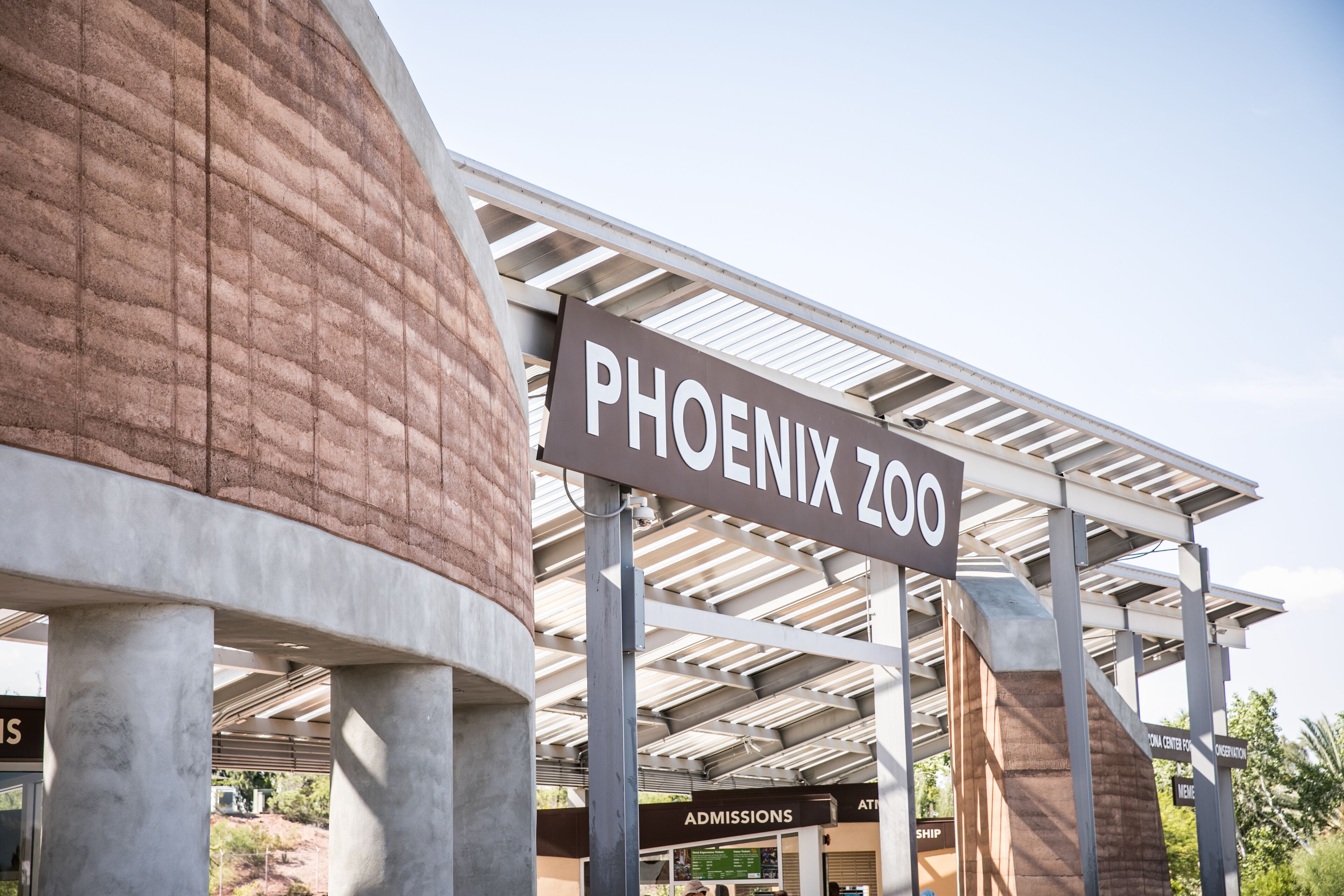La entrada al Zoológico de Phoenix, con un letrero que dice 'PHOENIX ZOO'.