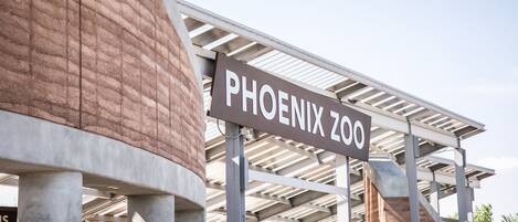 La entrada al Zoológico de Phoenix, con un letrero que dice 'PHOENIX ZOO'.