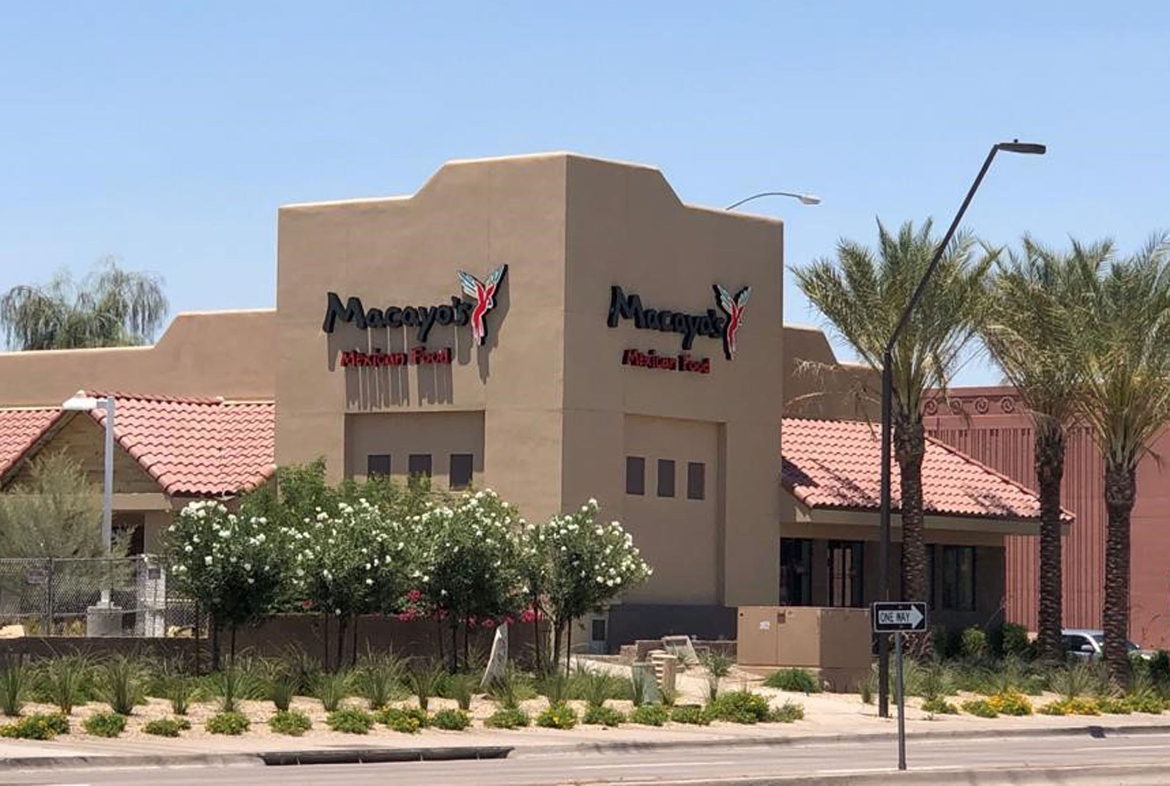 Un edificio con el letrero 'Macy's' y 'Macy's Resort'.
