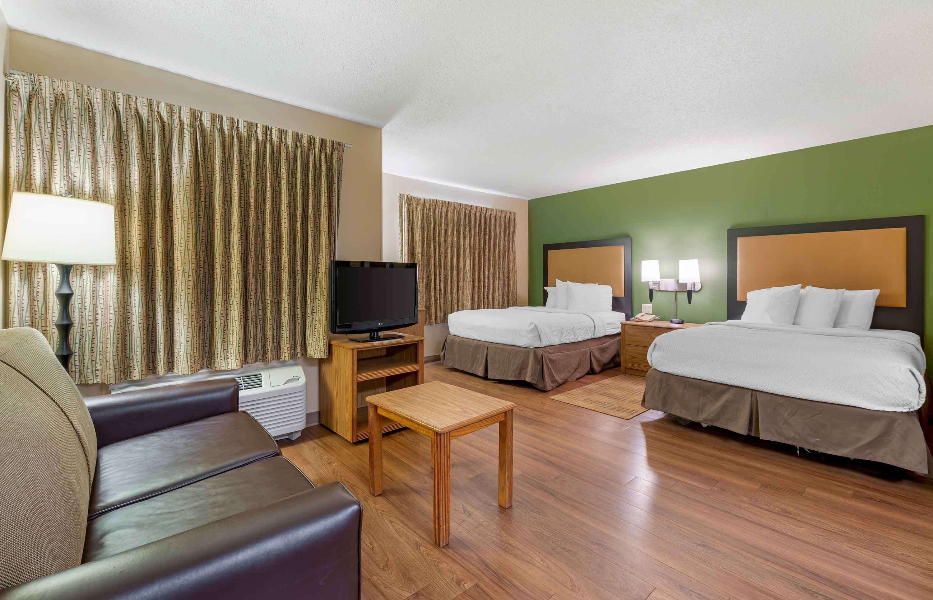 Deluxe Studio, Multiple Beds, Non Smoking | Desk, free WiFi