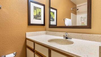 Badkar/dusch, gratis toalettartiklar och handdukar