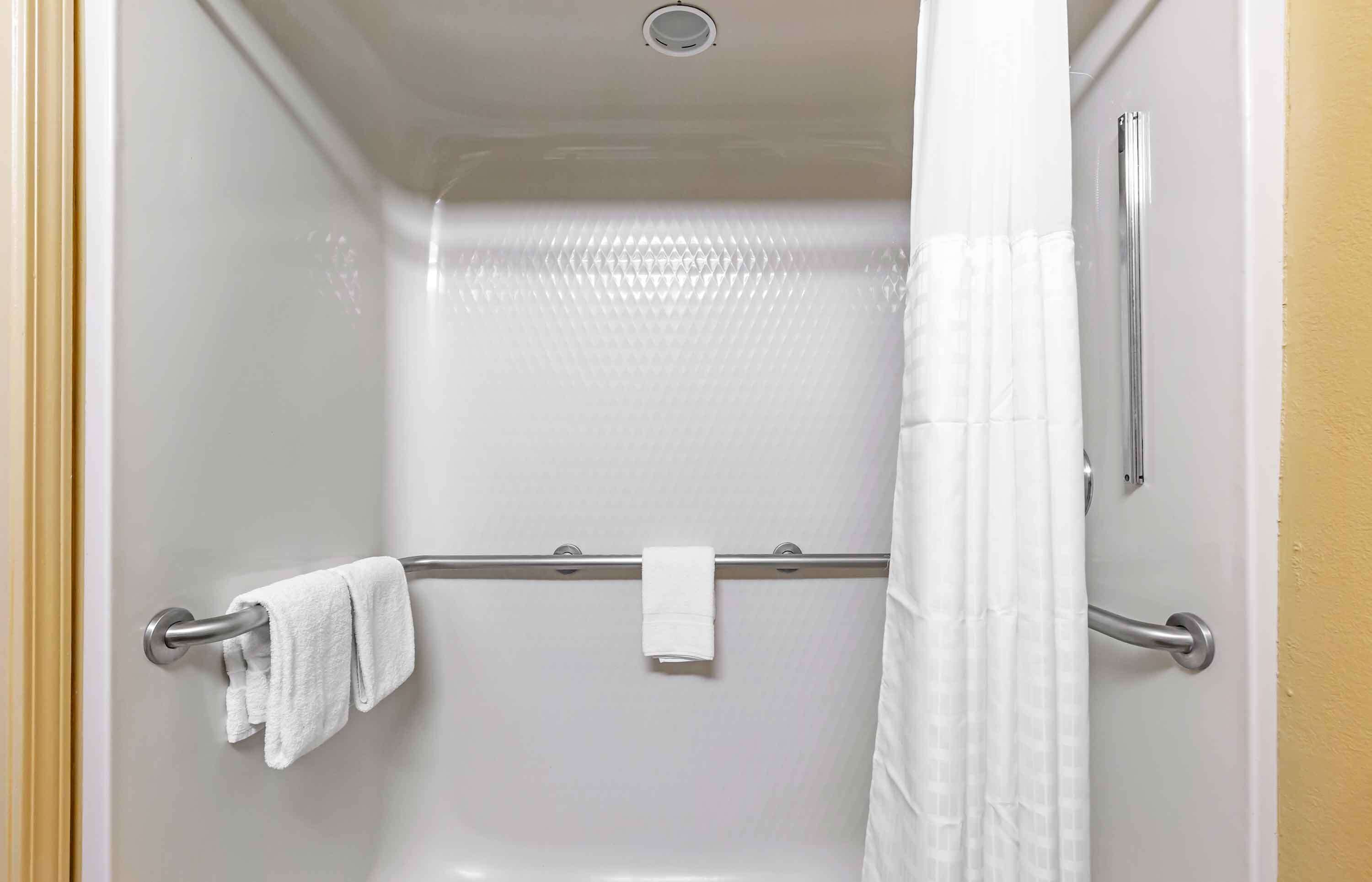 combined shower/bathtub, free toiletries, towels