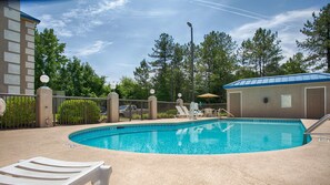 Una piscina al aire libre de temporada