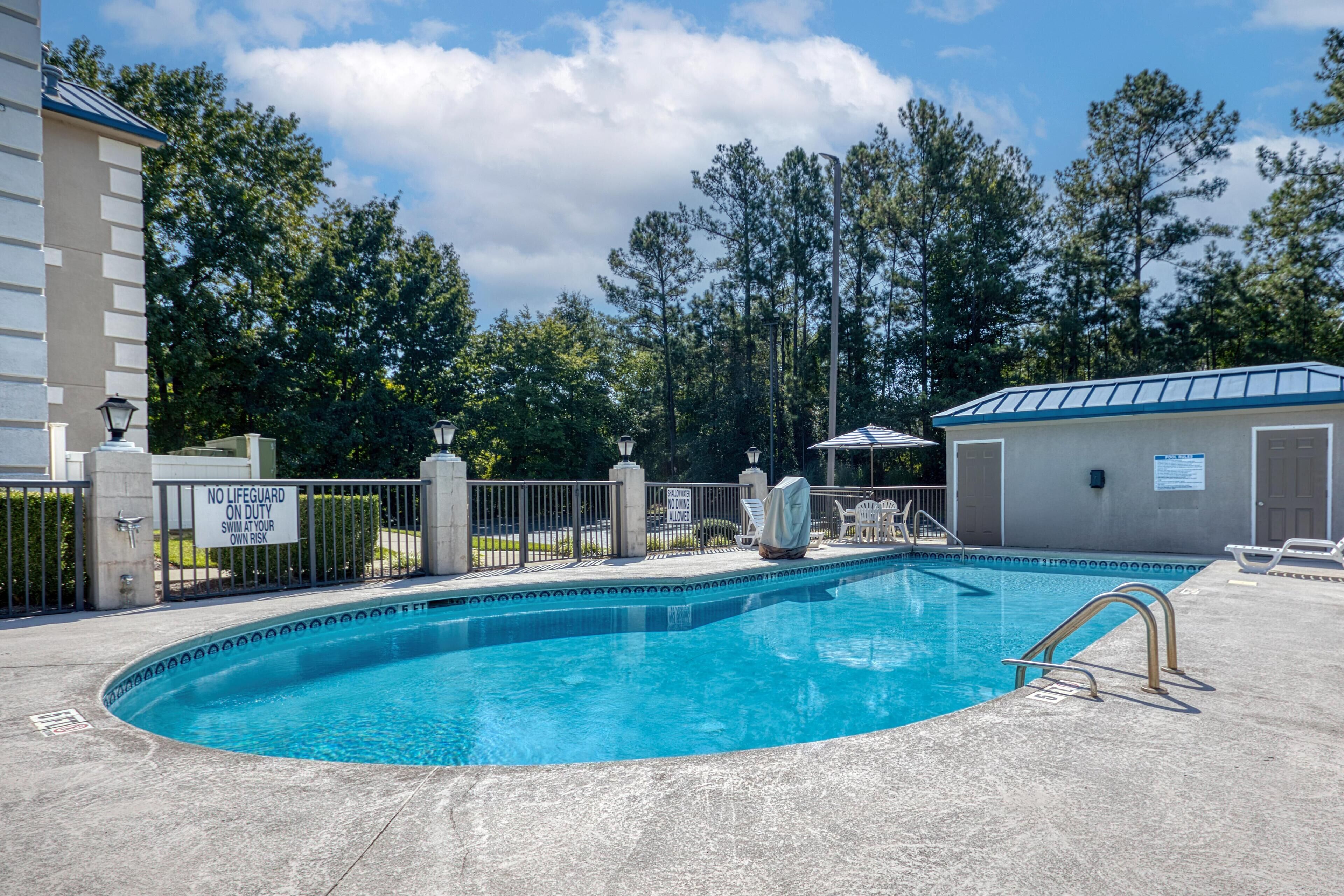 Kauden mukainen ulkouima-allas