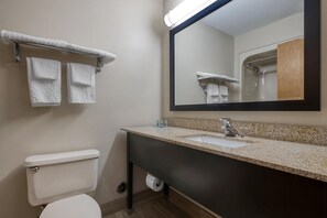 Habitación estándar, 1 cama de matrimonio grande, no fumadores, frigorífico y microondas | Baño | Artículos de higiene personal gratuitos, secador de pelo y toallas