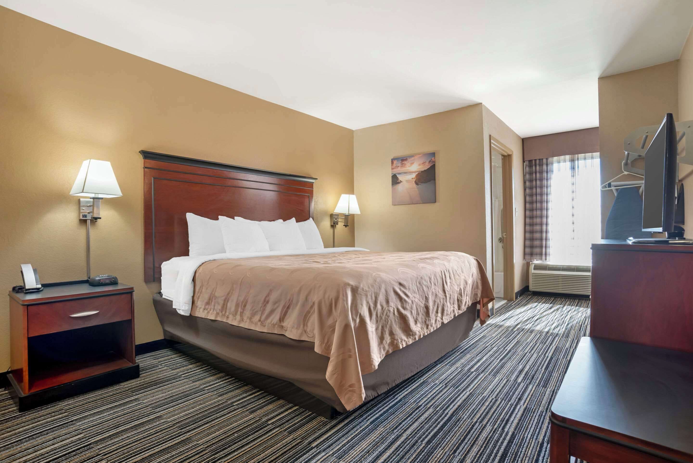 Een bureau, een strijkplank/strijkijzer, gratis babybedden