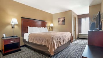 Een bureau, een strijkplank/strijkijzer, gratis babybedden