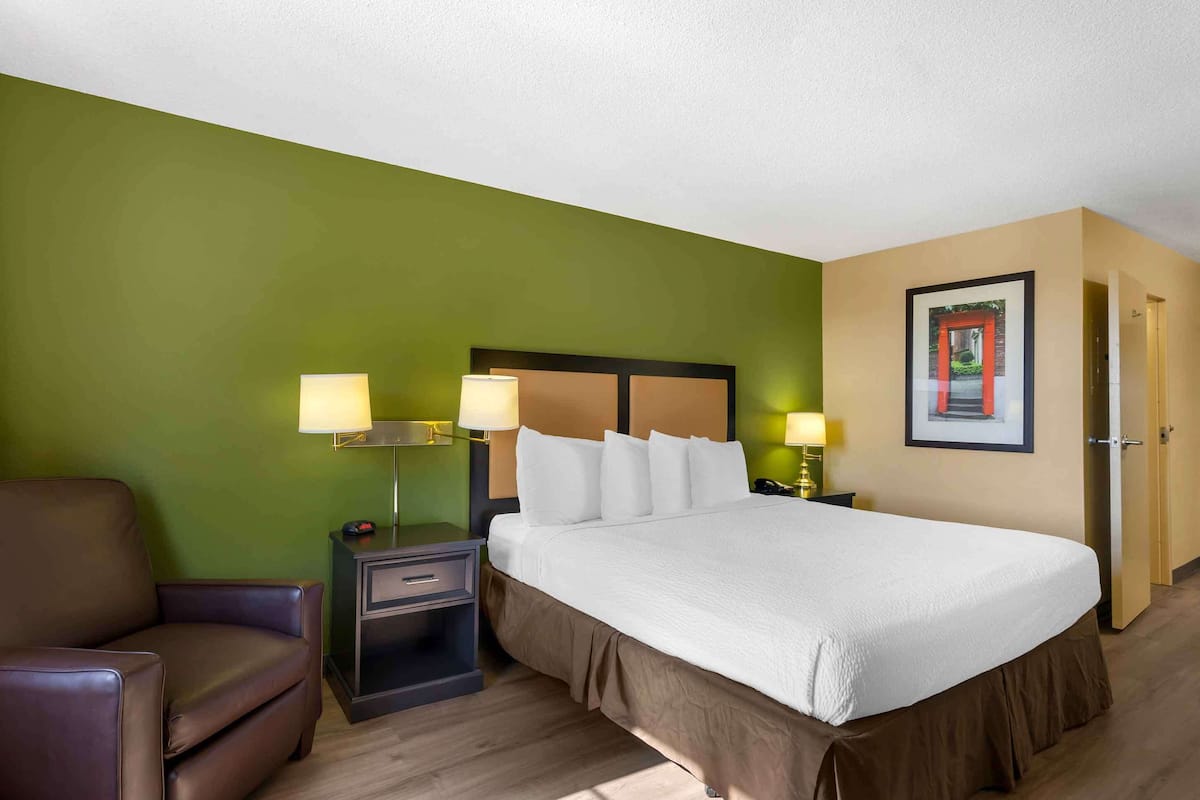 Studio, 1 King Bed, Non Smoking | Desk, blackout drapes, iron/ironing board, free WiFi