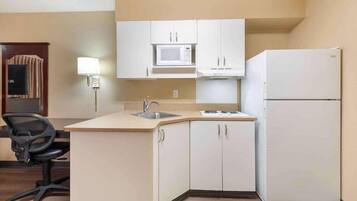 Full-sized fridge, microwave, stovetop, coffee/tea maker