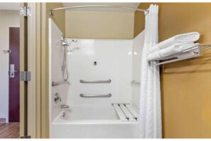 Combined shower/bathtub, free toiletries, towels, soap
