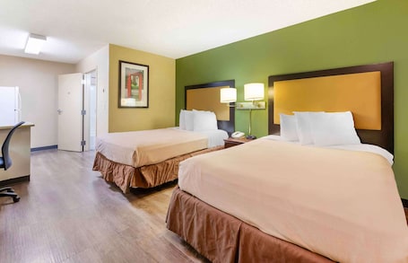 Escritorio, cortinas blackout y tabla de planchar con plancha . Extended Stay America Suites Fresno North