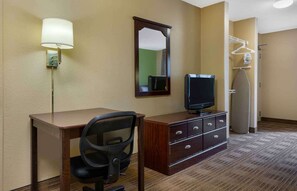 Desk, blackout curtains, iron/ironing board, free WiFi - Studio 6 Suites Fresno North CA (Fresno)