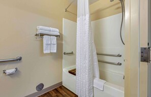 Ensemble douche/baignoire, articles de toilette gratuits, sĂšche-cheveux