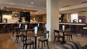 Breakfast, lunch, dinner served; American cuisine