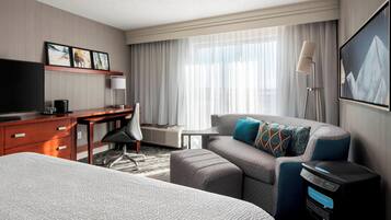 Room, 1 Double Bed, Balcony | Premium bedding, pillowtop beds, in-room safe, desk