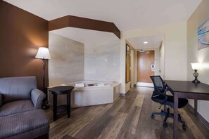 Desk, laptop workspace, iron/ironing board, free WiFi - Quality Inn & Suites North Myrtle Beach (North Myrtle Beach)