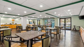 Ilmainen päivittäinen mannermainen aamiainen