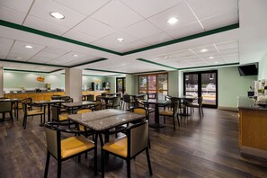 Desayuno continental gratuito y diario