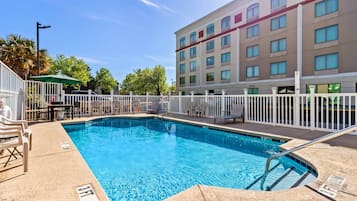 Piscina externa sazonal