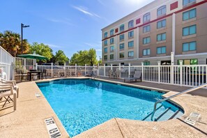 Seasonal outdoor pool - Quality Inn & Suites North Myrtle Beach (North Myrtle Beach)