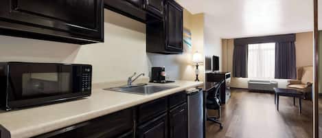 Suite, 2 camas matrimoniales, para no fumadores | 1 habitación, escritorio y espacio para trabajar con laptop