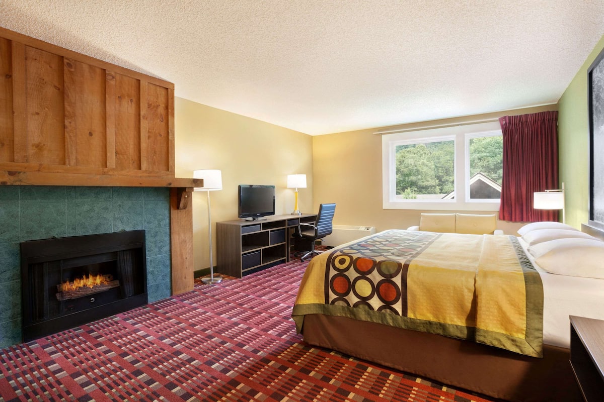 Superior Room, 1 King Bed, Non Smoking, Jetted Tub | Desk, blackout curtains, iron/ironing board, free cots/infant beds