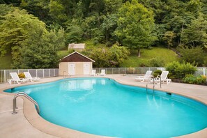 Piscine extérieure en saison