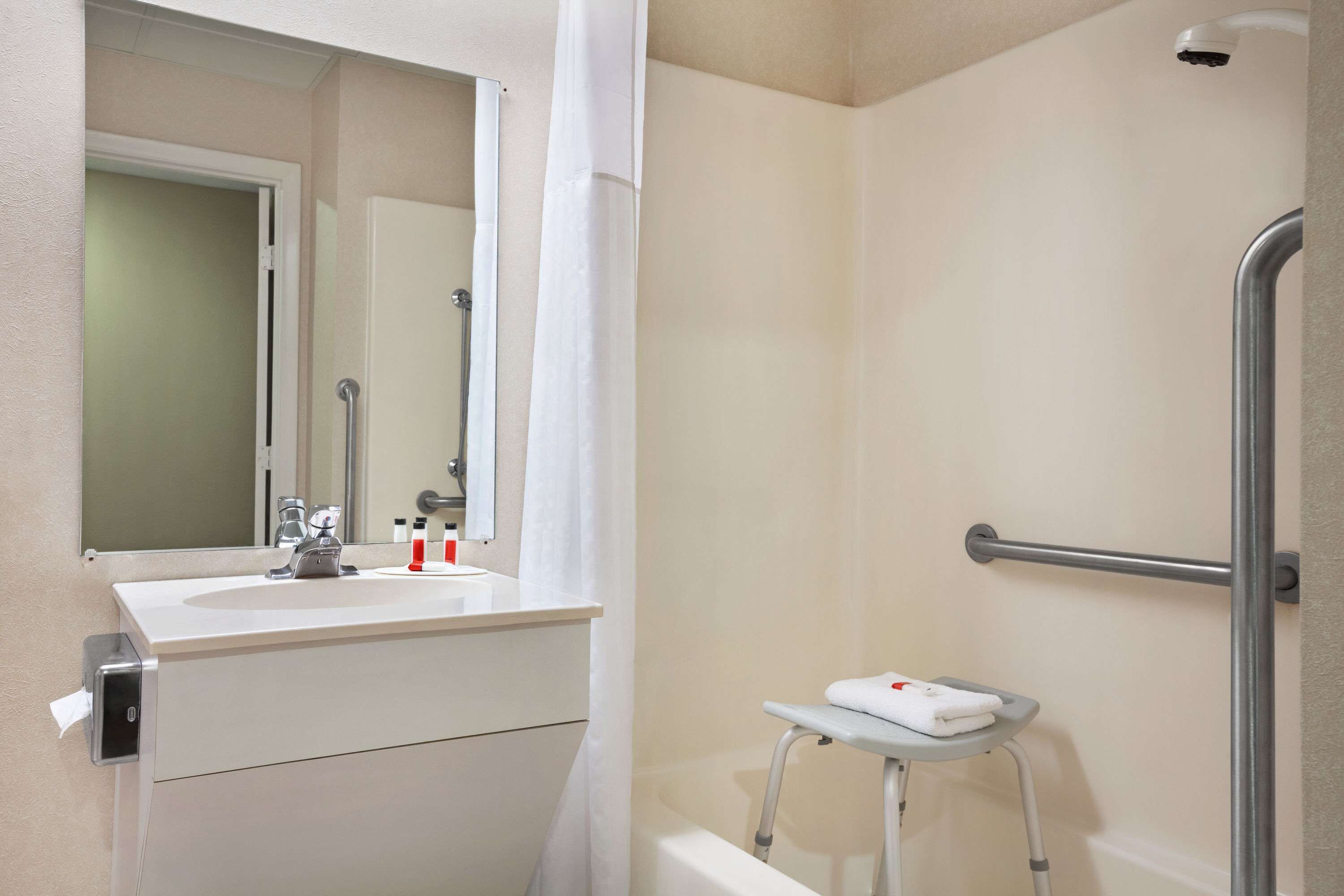 combined shower/bathtub, hydromassage showerhead, hair dryer, towels