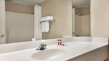 Combined shower/tub, hydromassage showerhead, hair dryer, towels