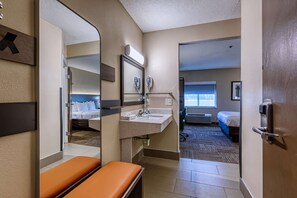 Chambre, 1 grand lit, accessible aux personnes à mobilité réduite, non-fumeur | Bureau, espace de travail pour ordinateurs portables