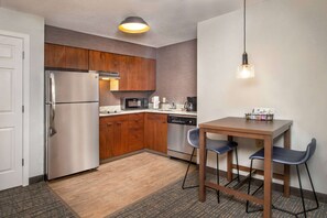 Kühlschrank, Mikrowelle, Herdplatte, Geschirrspüler