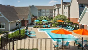 Piscina externa sazonal, funciona das 11h às 19h, guarda-sóis