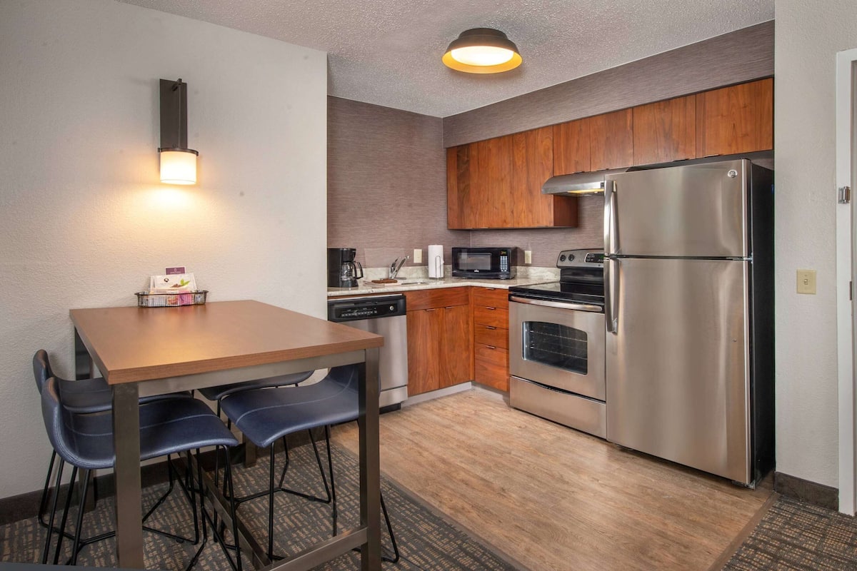 fridge, microwave, stovetop, dishwasher