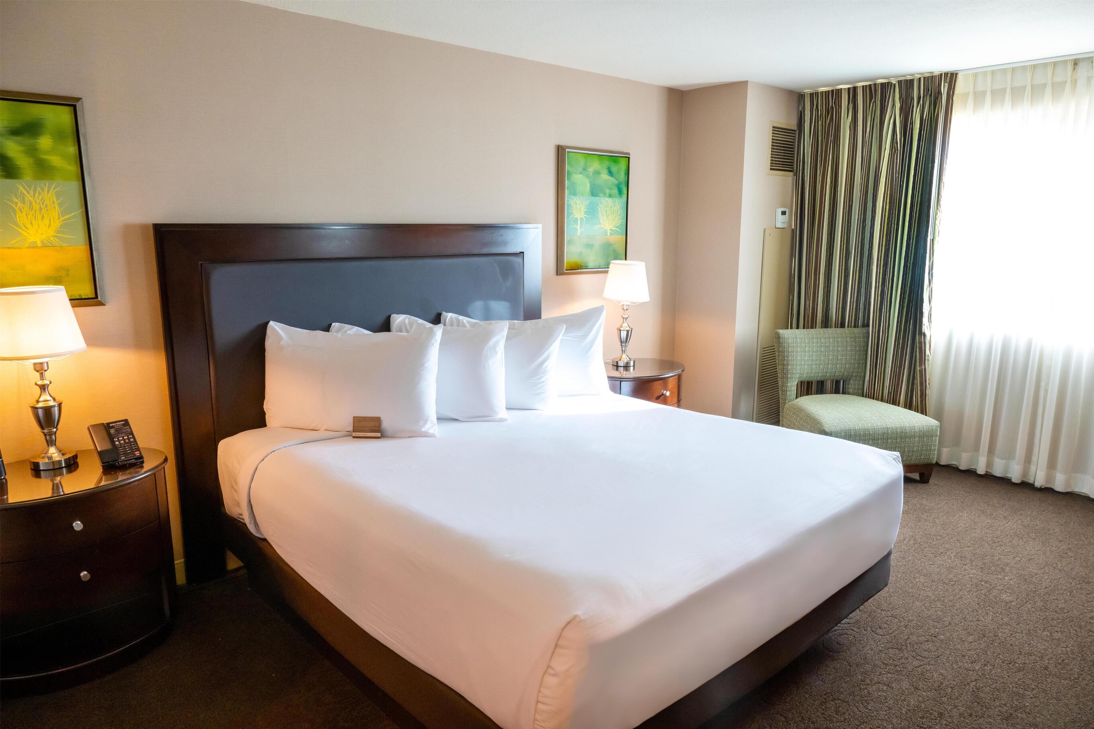 Hochwertige Bettwaren, Zimmersafe, individuell dekoriert