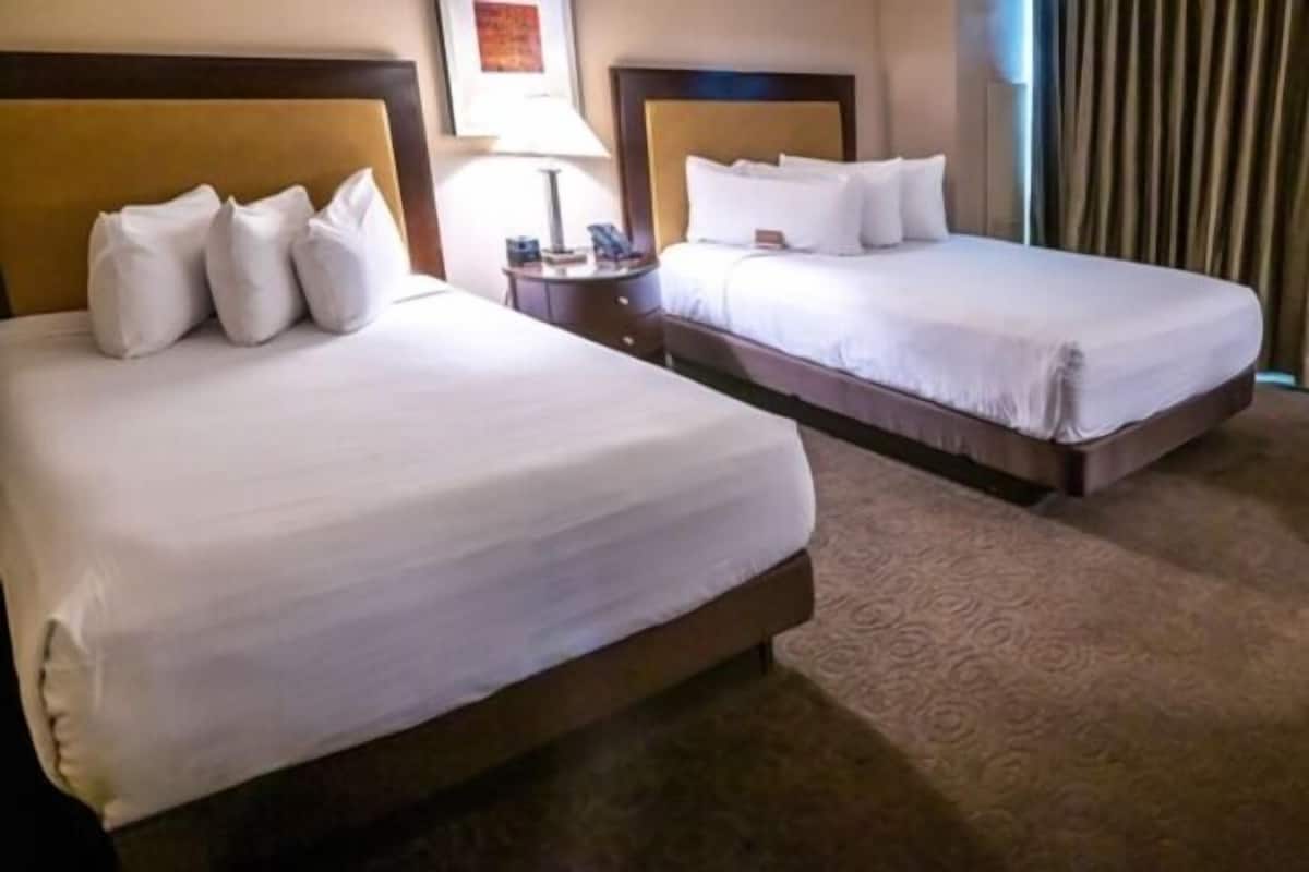 Peralatan tempat tidur premium, tilam berlapik, peti besi dalam bilik 