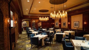 5 restaurants servant le petit déjeuner, le déjeuner et le dîner